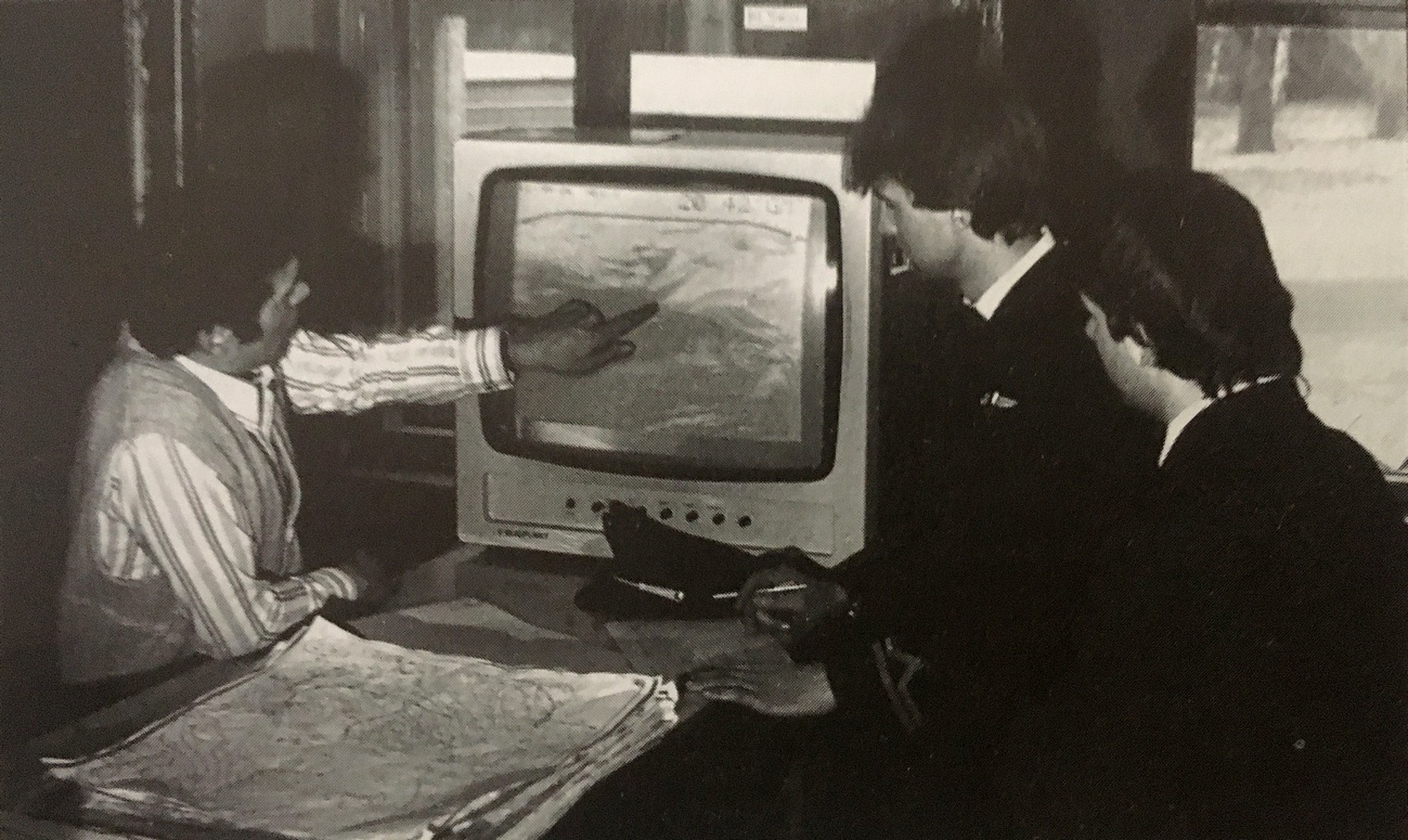Konzultácia pilotov lietadla so synoptickým meteorológom (meteorologický briefing) na letisku v Bratislave (Ivanka). Fotografia je z 80. rokov 20. storočia.