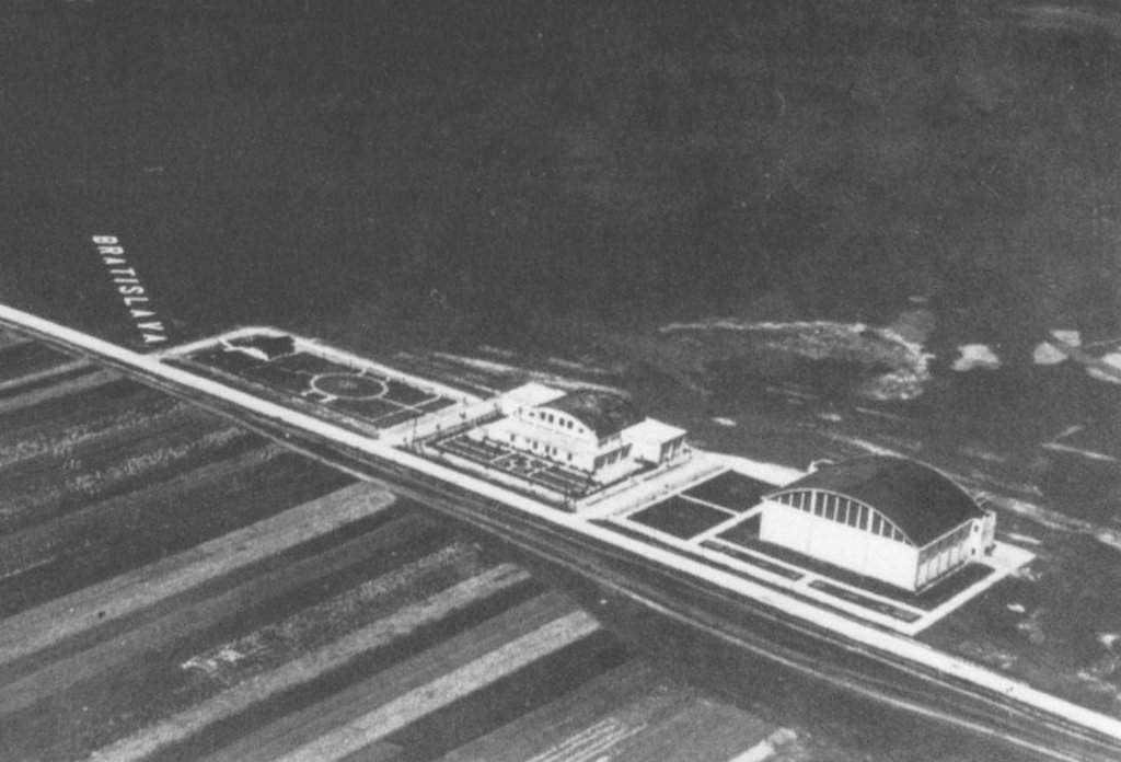 Fotografia starého bratislavského letiska vo Vajnoroch z 20., alebo 30. rokov 20. storočia