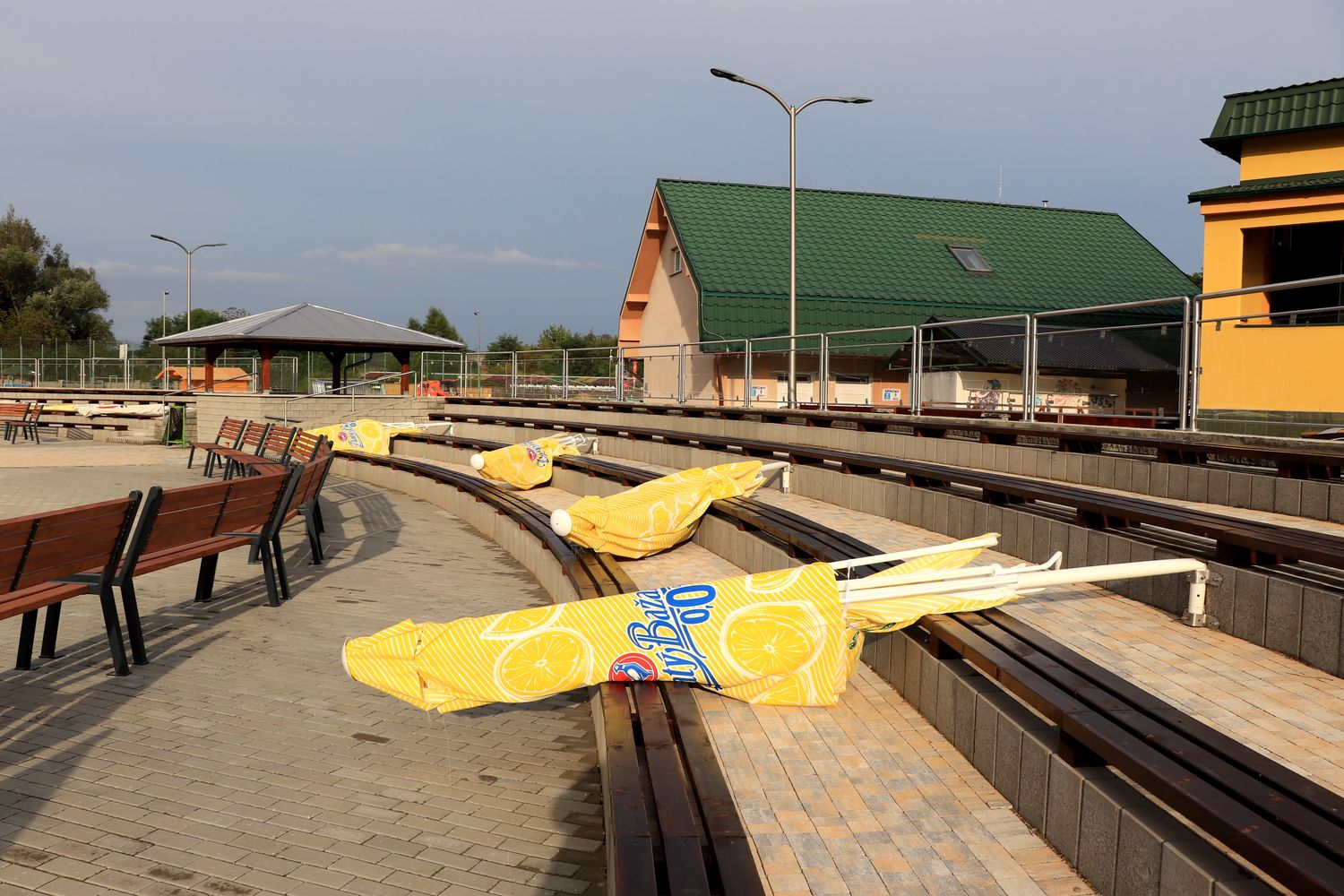 Prieskum škôd po veternej smršti v obci Podhájska potvrdzuje downburst