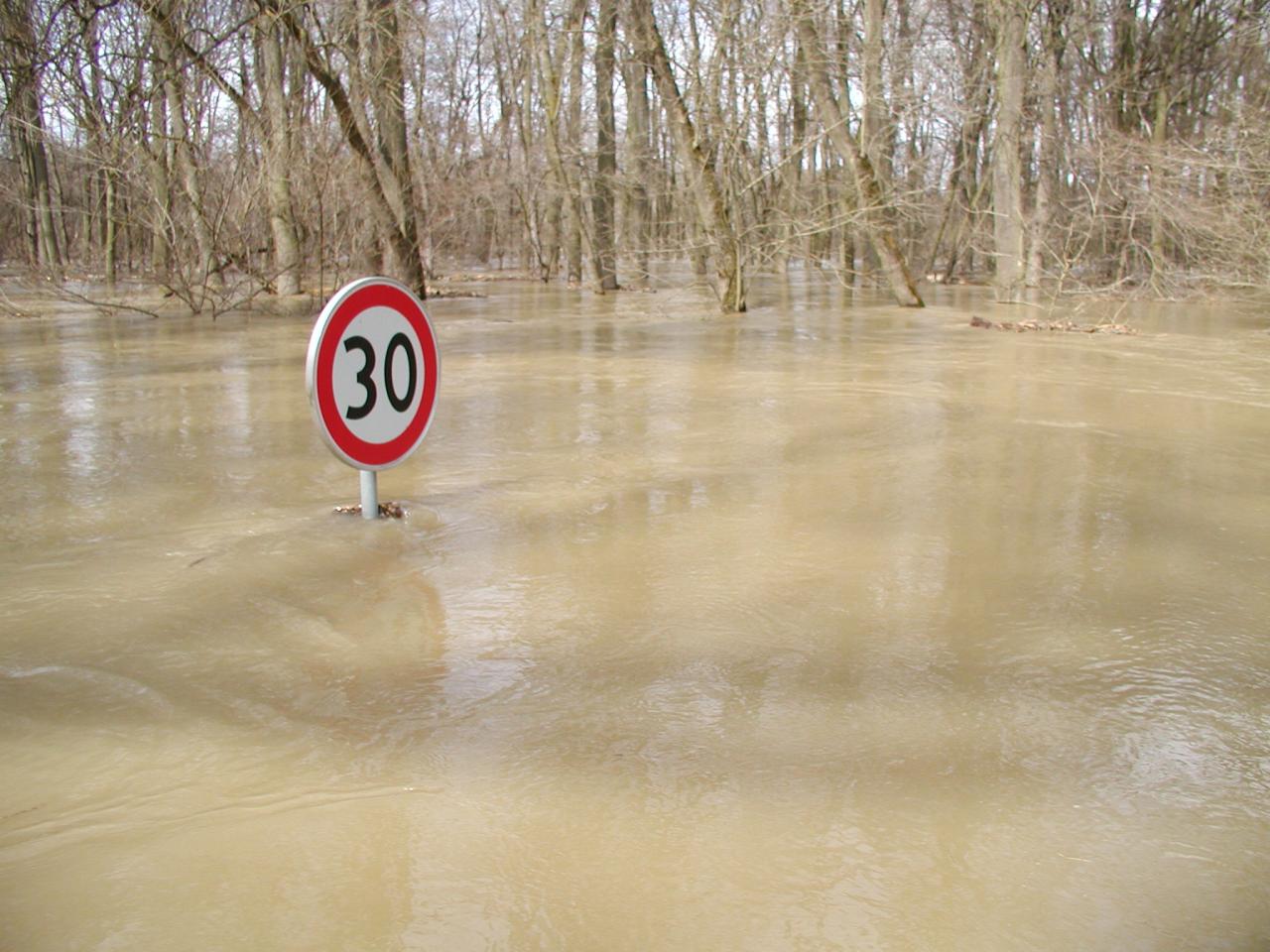Pozor na búrky a lokálne povodne