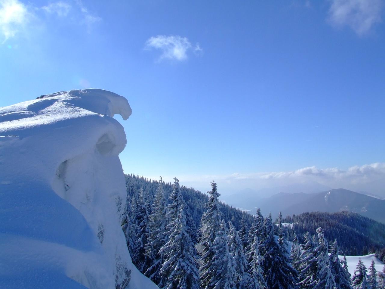 Upozornenie na výdatné sneženie a silný vietor na Slovensku