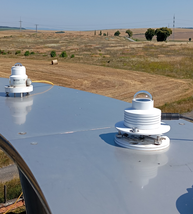 Širokopásmový UV rádiometer SL501A (vpravo) a UV radiometer UV S-E-T KZ (vľavo) na meranie slnečného UV indexu. ARC SHMÚ Gánovce,