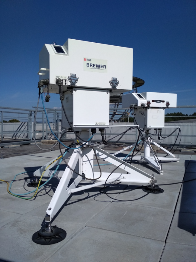 Brewerov ozónový spektrofotometer MKIII 225 (vpredu) a MK IV 097 (vzadu). ARC SHMÚ Gánovce.