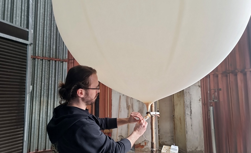 Príprava  meteorologického balóna s rádiosondou pred vypustením.